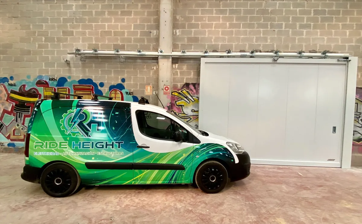 Furgoneta Ride-Height junto a puerta seccional instalada