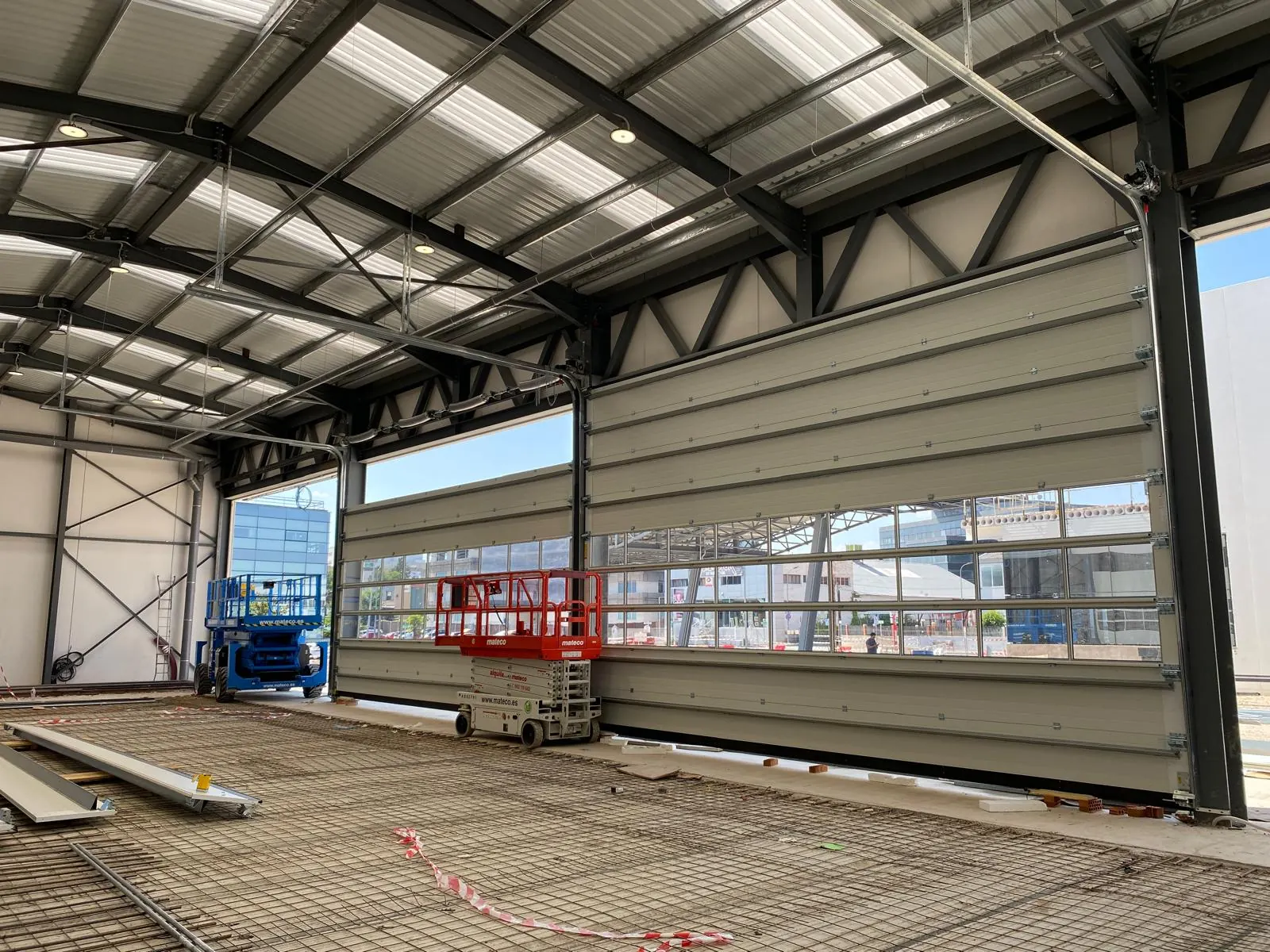 Puertas seccionales industriales instaladas en una nave