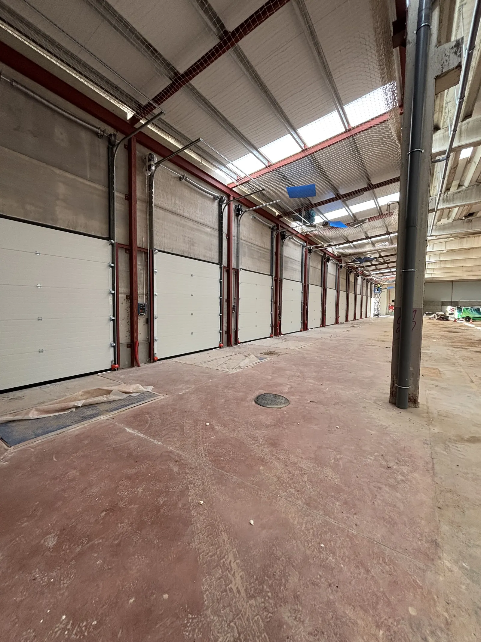 Fila de puertas seccionales instaladas en el interior de una nave